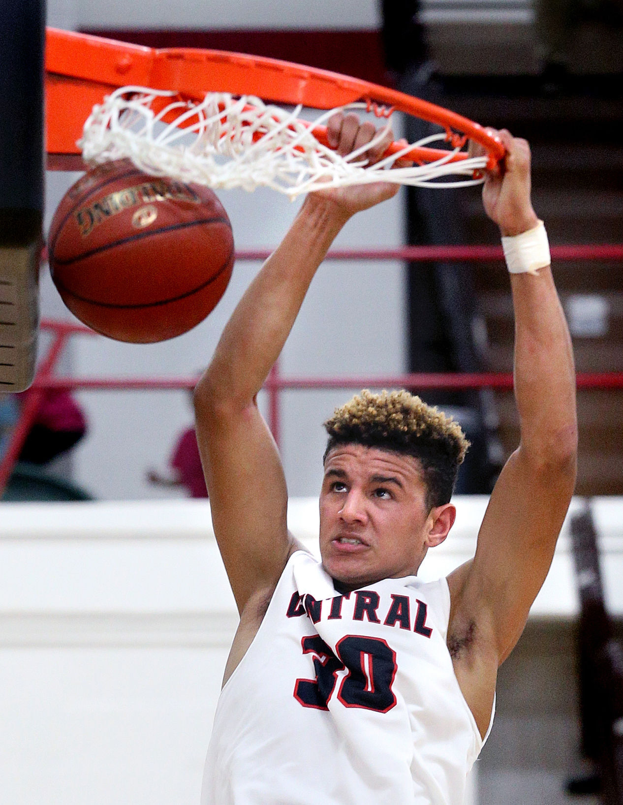 High school basketball: La Crosse Central boys bounce back with strong defensive effort